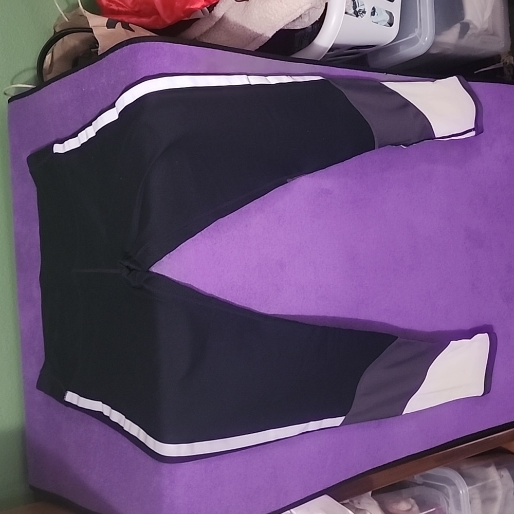 NWOT VEUC Wm Sz M Colorblock Workout tight w/mesh and reflective detailing